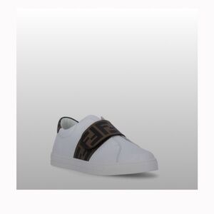 Tags, boxes, and dust bags available .